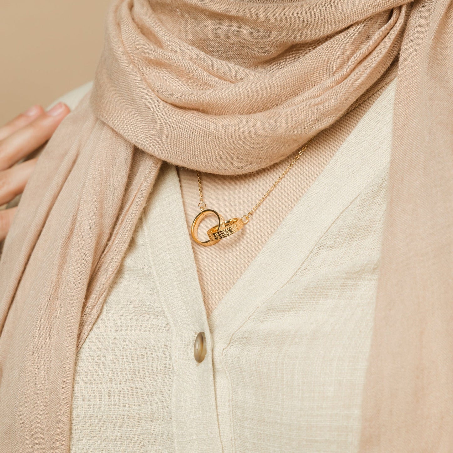 Hold Onto Each Other” Arabic Interlocking Necklace Set